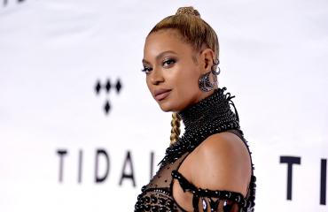 Beyoncé Knowles punaisella matolla