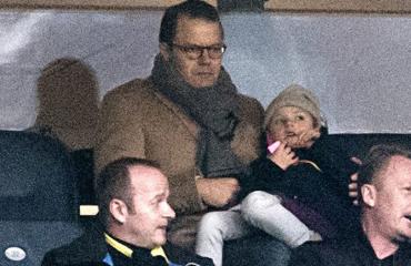 Prinssi Daniel ja prinsessa Estelle AIK:n jalkapallo-ottelussa.