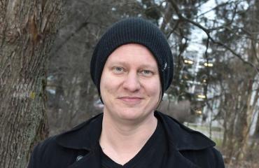 jaajo linnonmaa pipo päässä metsässä