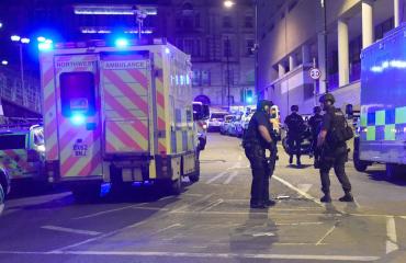 Viranomaiset Manchester Arenan ulkopuolella