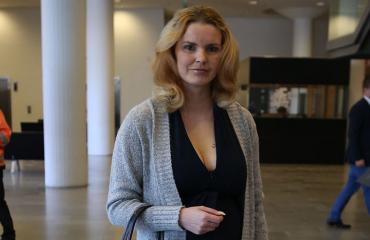 Sanna Suutari poseeraa Seiskalle