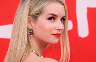 Lottie psoeeraa kameroilel
