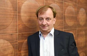 Hjallis Harkimo viihtyy vesillä.
