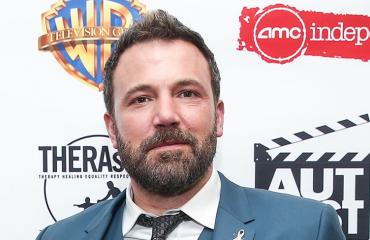 Ben Affleck poseeraa punaisella matolla