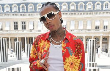 Tyga poseeraa punaisella matolla