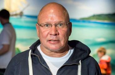 Sakke Pietilä ajaa naisten pyörällä.