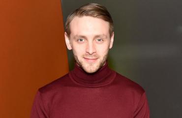 Reino Nordin tapailee mansikkatyttöä.
