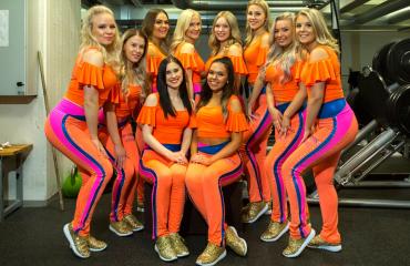 Tässä on yksi Suomen puhutuimpia cheerleader-ryhmiä: Tampereen Tapparan Sparkling Stars. Kuvateksti: