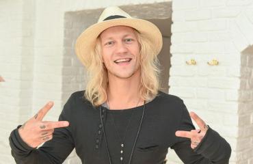 Jukka Hildén poseraa Seiskalle