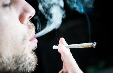 Kannabiksen polttaminen saattaa parantaa seksiä.