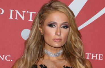 Paris Hilton samistelee Barbien kanssa.