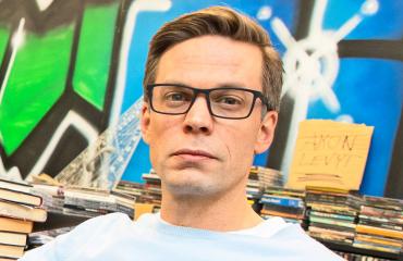 Mikko Nousiainen näyttelee Jari Sarasvuota.