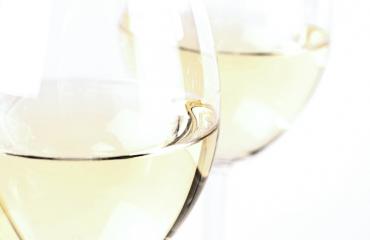 Äiti antaa lapsilleen alkoholia.