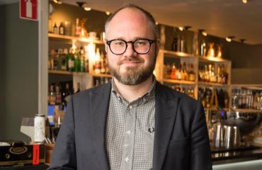 Tuomas Enbuske suuteli nuorta rakastaan.