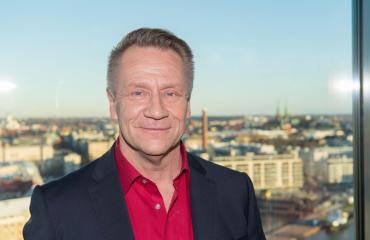 Olli Lindholm katsoi Ässien peliä.