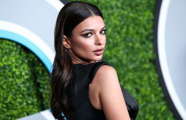 Emily Ratajkowski poseeraa ilman rihman kiertämää.