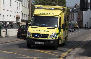 Mies tilasi ambulanssin päästäkseen maksutta sairaalaan.