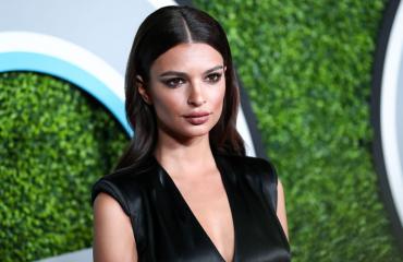 Emily Ratajkowski ei ujostele kameran edessä.