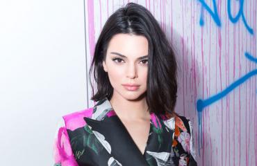 Kendall Jenner näytti keskisormea kuvaajalle.