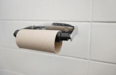 Vessapaperirullaa voi käyttää myös peniksen mittaamiseen.