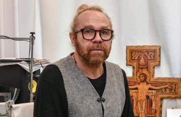 Jussi Parviainen asuu nuken kanssa.