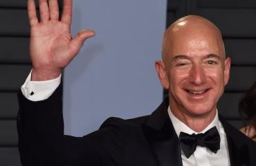Jeff Bezos on Amazonin johtaja.