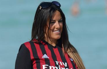 Claudia Romani leikki pallolla.