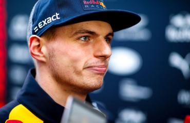 Max Verstappen seurustelee kilpa-ajajan kanssa.