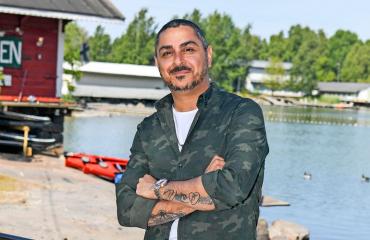 Arman Alizad esitteli moottoripyöränsä.