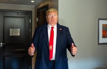 Dennis Alan on vale-Trump.