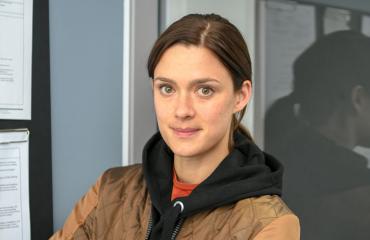 Krista Kosonen ulkoilutti koiraa.