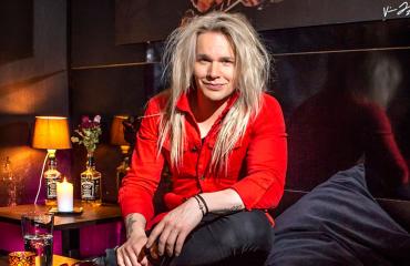 Olli Herman ja blondi läheisissä tunnelmissa.