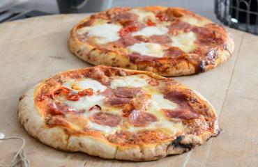 Mies syö vain pizzaa.