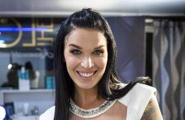 Musta orkidea suku puoli