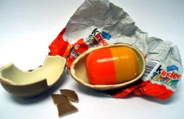 Kinder-lelu suututti vanhemmat.