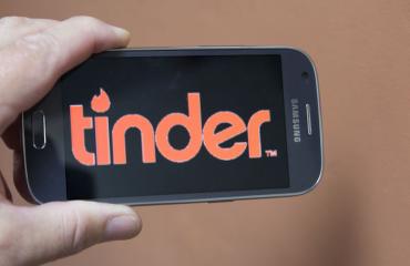 Tinder syytettiin ikäsyrjinnästtä.