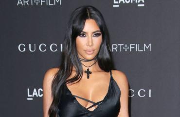 Kim Kardashian lounasti vartaloamyötäilevässä asussa.