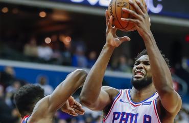 Joel Embiid syöksyi kentältä yleisöön Knicks-Sixers -pelissä.