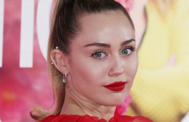 Miley Cyrus puki YSL:n topin, joka paljastaa rinnat kokonaisuudessaan!