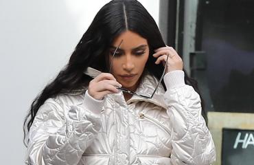 Kim Kardashian ostoksilla hopea-asussa.