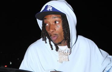 Lil Wiz esiintyi iso pussi käsissään Coachella-festivaalilla.