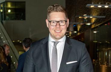 Antti Lindtman ajaa vaatimattomalla ökyautolla.