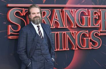 David Harbour tähdittää Stranger Things-sarjaa.
