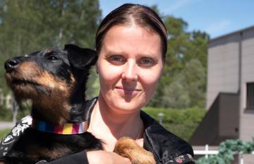 Katri käytää koirien opettamiseen Do As I Do -menetelmää.