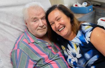 Juhani Palmu rakensi Leila-vaimolleen uima-altaan.