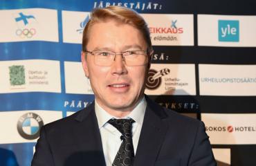 Mika Häkkinen nähtiin lentokoneessa.