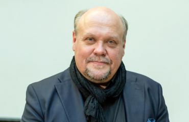 Hannu-Pekka Björkman seurustelee Nina Honkasen kanssa.
