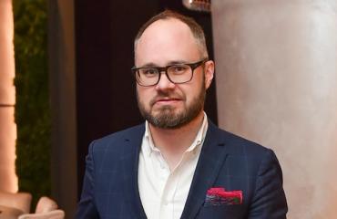 Tuomas Enbuske erosi ja poisti yhteiskuvat.
