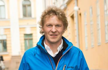 Toni Nieminen ajelee rakkaansa autolla.