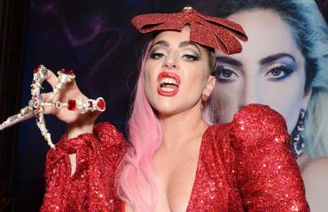 Lady Gaga halusi assistentin samaaan sänkyyn.